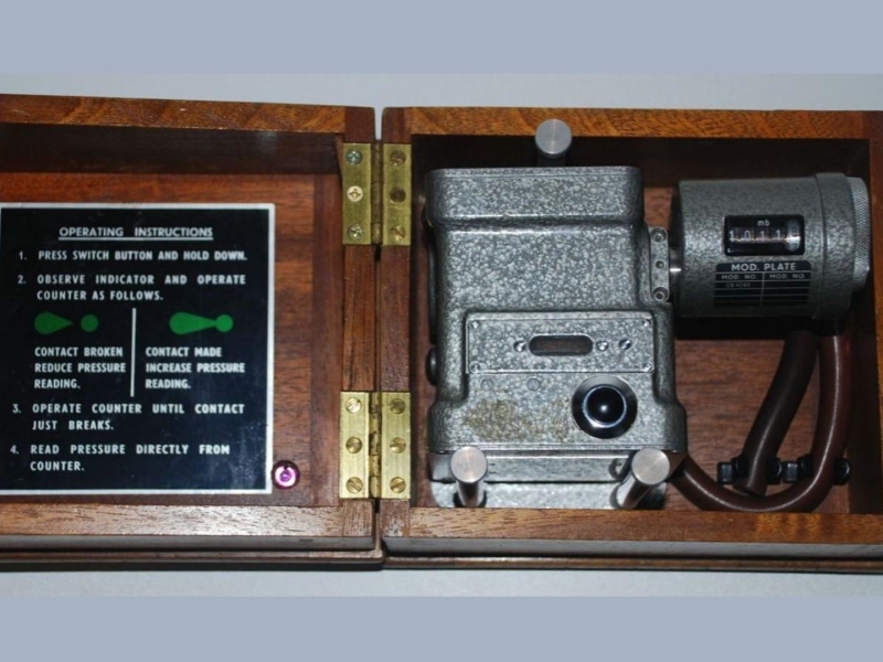 Barómetro aneroide electromecánico. Año 1963
