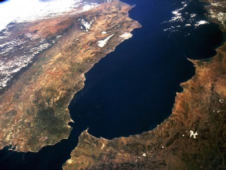 La climatología y la topografía del Estrecho de Gibraltar determinantes de las propiedades termohalinas del agua del Mar Mediterráneo