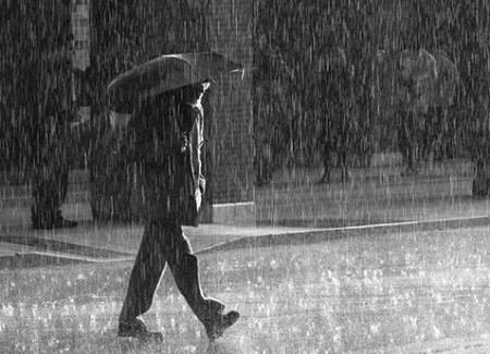 Pensando bajo la lluvia. Empieza a llover… ¿corro o ando?