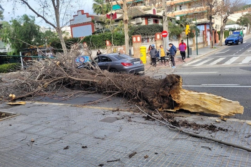 Vientos descendentes muy fuertes en la costa del sol con fuerte flujo frío del norte y nordeste