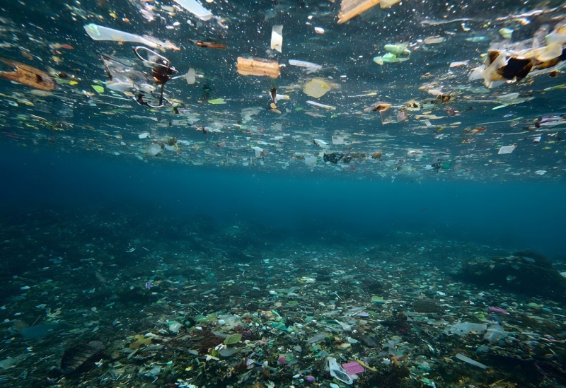 El transporte global de plásticos por tierra, mar y aire